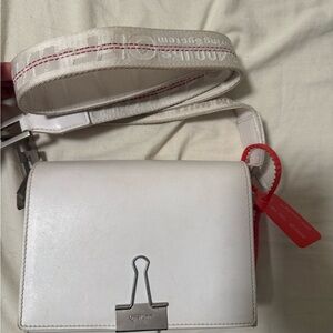 OFF-WHITE WHITE LEATHER BINDER CLIP CROSSBODY BAG